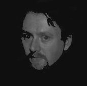 Nicolas Alcock: Bassgitar og Sang